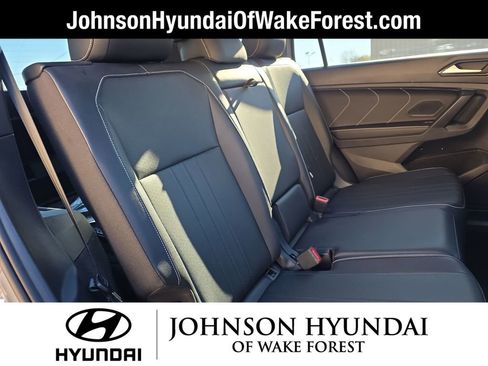 Used 2023 Volkswagen Tiguan SE R-Line image 22