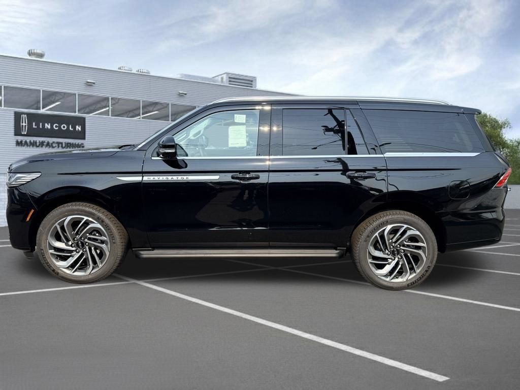 New 2027 Lincoln Navigator Premiere AWD/4WD image 4