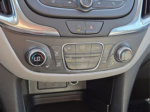 Used 2024 Chevrolet Equinox LT image 29