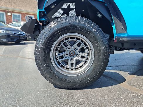 Used 2017 Jeep Wrangler Sahara AWD/4WD image 10
