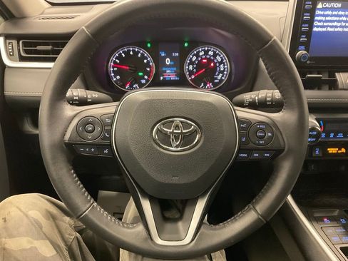 Used 2021 Toyota RAV4 XLE w/ Convenience Package AWD/4WD image 4