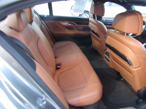 Used 2021 BMW 750i xDrive w/ Executive Package image 9