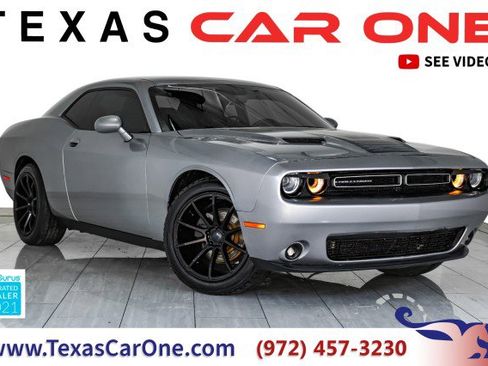 Used 2015 Dodge Challenger SXT image 1