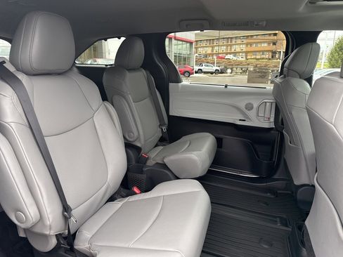 New 2026 Toyota Sienna XLE image 12
