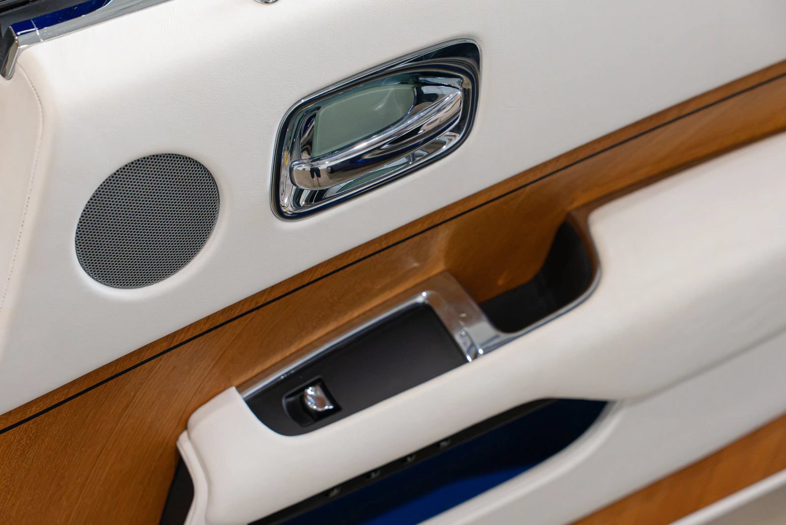 Used 2017 Rolls-Royce Dawn RWD image 31