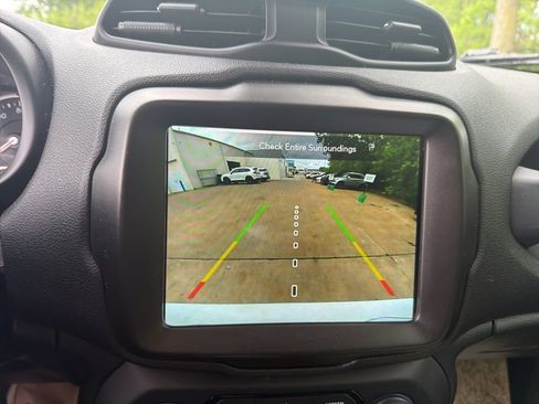 Used 2022 Jeep Renegade Latitude AWD/4WD image 25