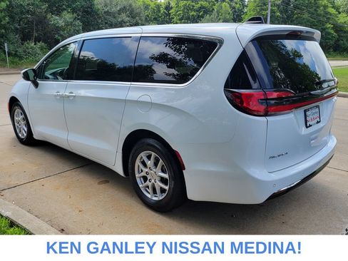 Used 2023 Chrysler Pacifica Touring-L FWD image 5