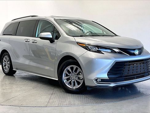 Used 2024 Toyota Sienna XLE image 11