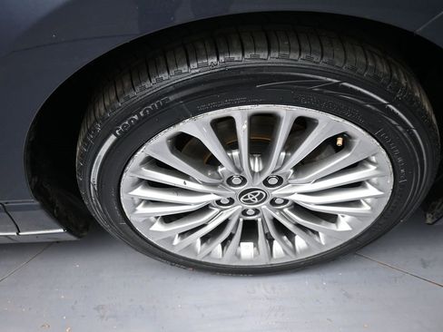 Used 2020 Toyota Avalon Limited image 13