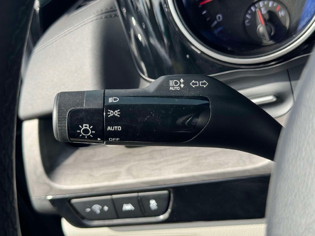 Used 2024 Kia Carnival EX FWD image 21