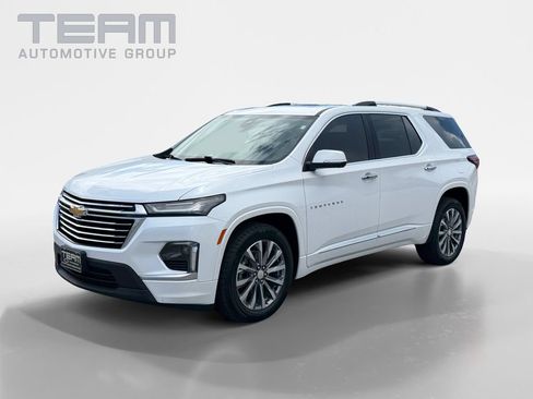 Used 2023 Chevrolet Traverse Premier FWD image 3