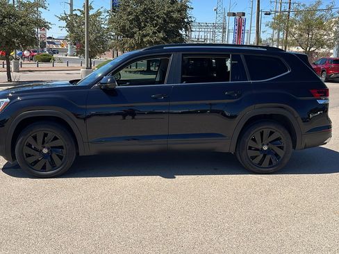 Used 2024 Volkswagen Atlas SE w/ Black Wheel Package image 4