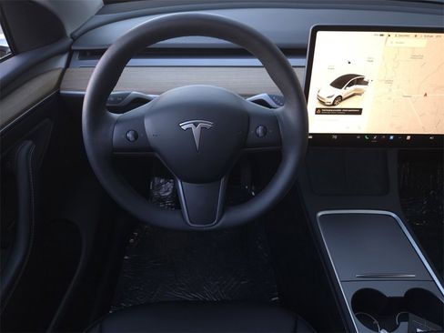 Used 2024 Tesla Model Y 2WD image 13