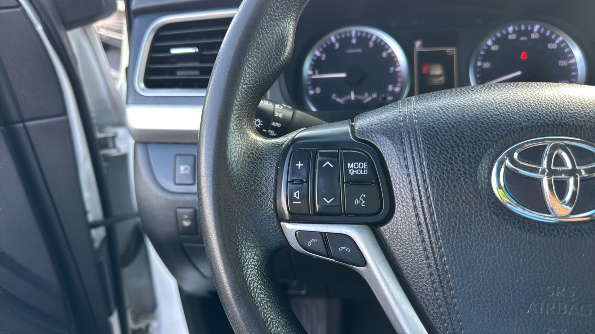 Used 2017 Toyota Highlander LE FWD image 27