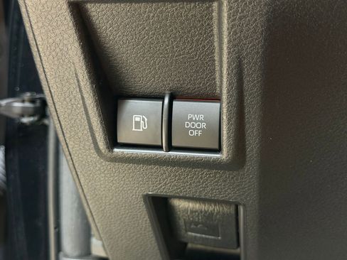 Used 2023 Toyota Sienna XSE FWD image 18