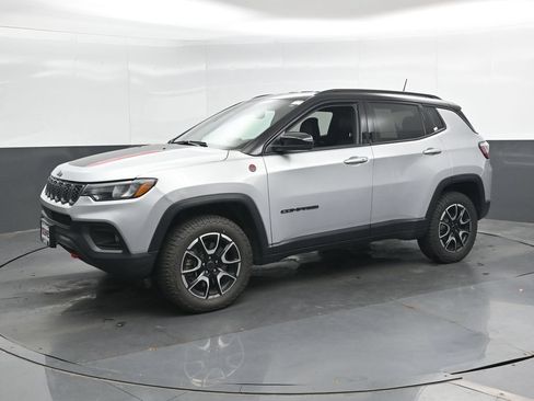Used 2025 Jeep Compass Trailhawk w/ Trailer Tow Group AWD/4WD image 8
