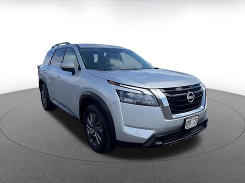 Used 2024 Nissan Pathfinder SV FWD image 3
