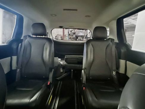 Used 2024 Kia Carnival LX FWD image 19