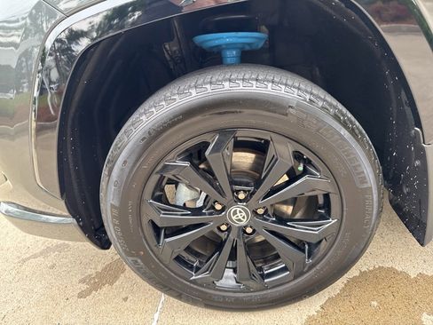 Used 2023 Toyota RAV4 SE image 4