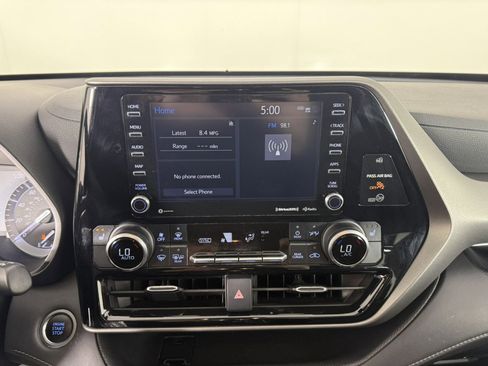 Used 2021 Toyota Highlander XLE AWD/4WD image 21