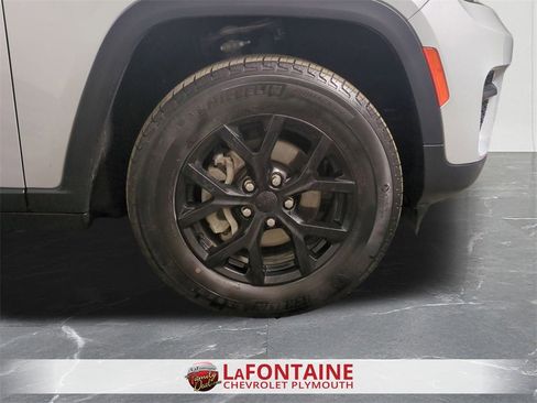 Used 2024 Jeep Grand Cherokee Altitude image 32