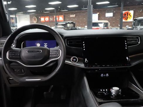 Used 2024 Jeep Wagoneer L Series II w/ Flexible Seating Group AWD/4WD image 14