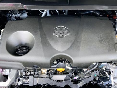 Used 2025 Toyota Sienna XLE Woodland Edition image 32