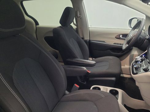 Used 2023 Chrysler Voyager LX FWD image 21