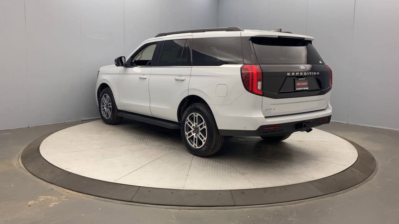 Used 2025 Ford Expedition Active AWD/4WD image 3