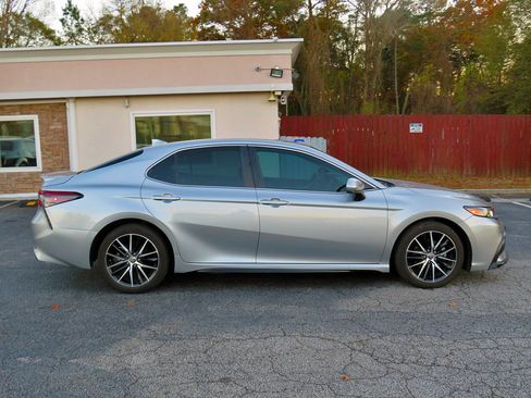 Used 2021 Toyota Camry SE image 6