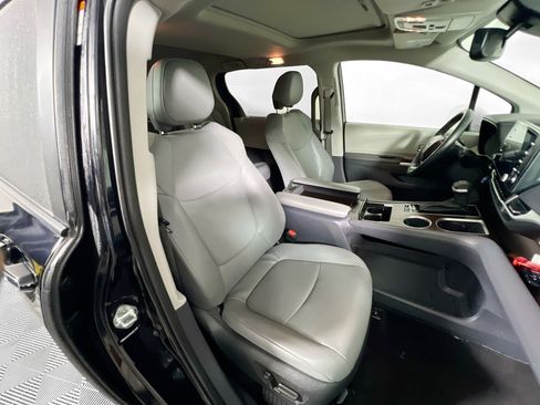 Used 2023 Toyota Sienna XLE FWD image 32