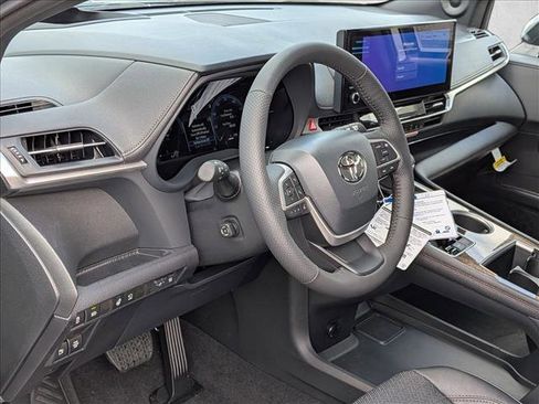 New 2026 Toyota Sienna Platinum image 3