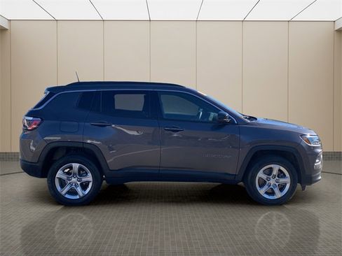 Used 2024 Jeep Compass Latitude image 6