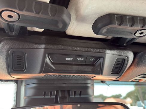 Used 2025 Jeep Gladiator Sport AWD/4WD image 16