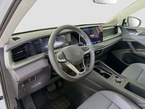 New 2026 Volkswagen Tiguan SE FWD image 9