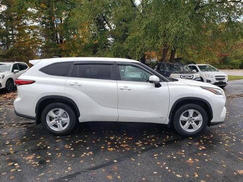 Used 2023 Toyota Highlander LE image 2