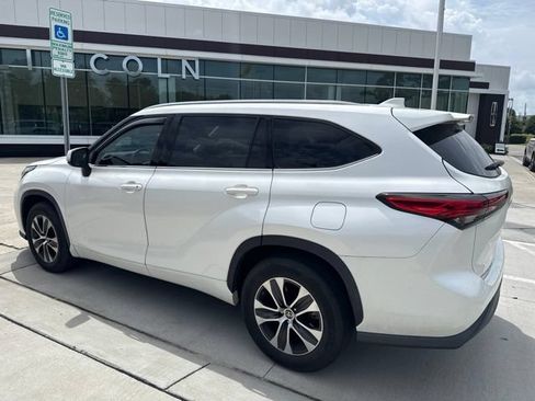 Used 2021 Toyota Highlander XLE FWD image 2