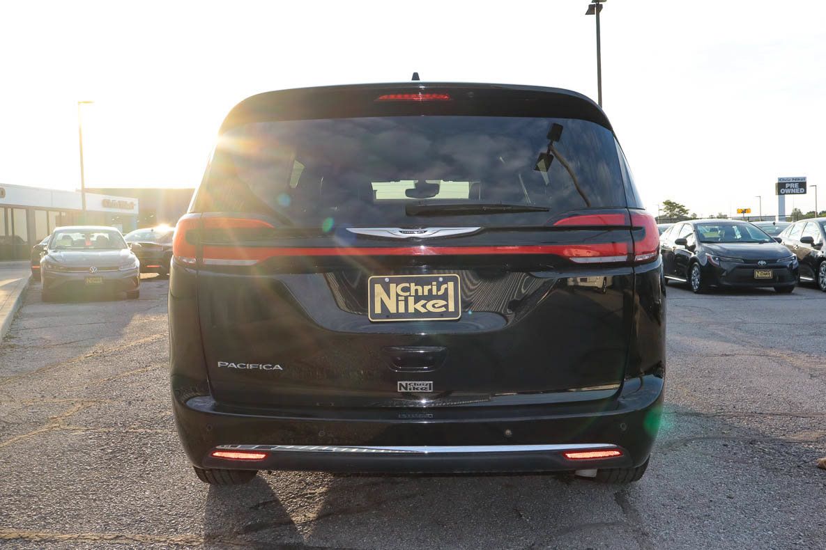 Used 2025 Chrysler Pacifica Select FWD image 5