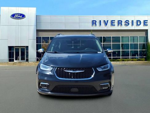 Used 2023 Chrysler Pacifica Limited FWD image 2