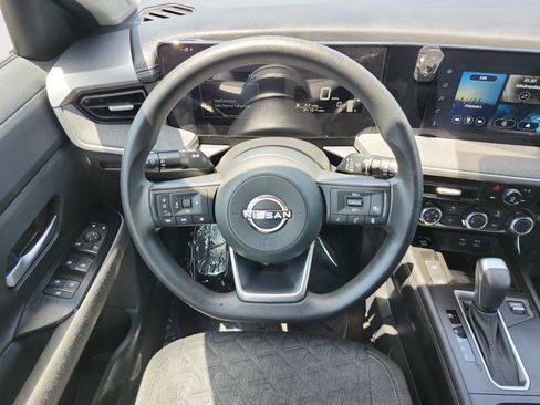 Used 2025 Nissan Kicks SV AWD/4WD image 12
