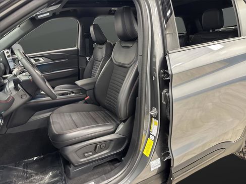 Used 2025 Ford Explorer ST-Line w/ Premium Package image 4