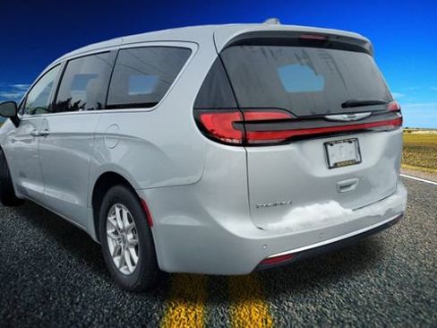 Certified 2024 Chrysler Pacifica Touring-L image 2