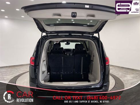 Used 2023 Chrysler Pacifica Touring-L FWD image 41