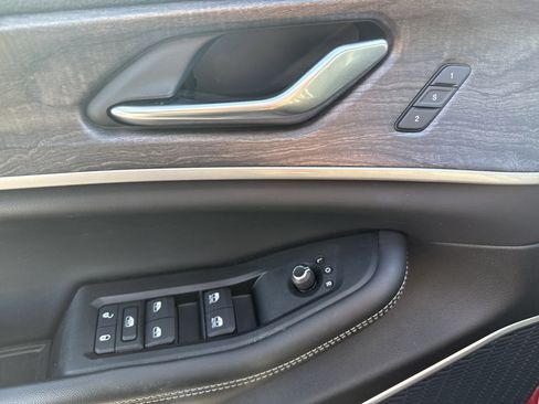 Used 2023 Jeep Grand Cherokee Limited w/ Luxury Tech Group II image 17