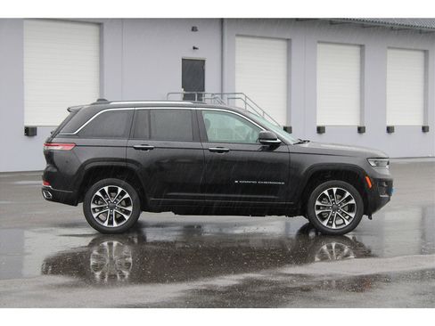 Used 2022 Jeep Grand Cherokee Overland w/ Luxury Tech Group IV AWD/4WD image 4