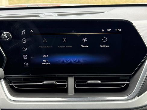 Used 2025 Chevrolet Trax LT image 3