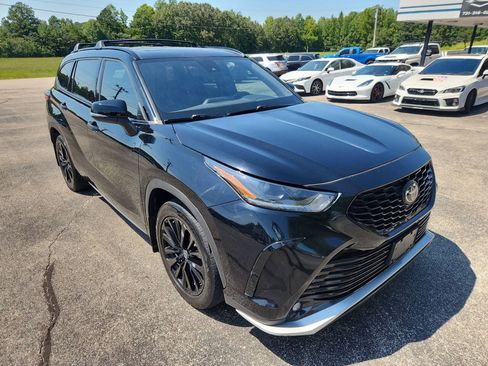 Used 2023 Toyota Highlander XSE FWD image 2