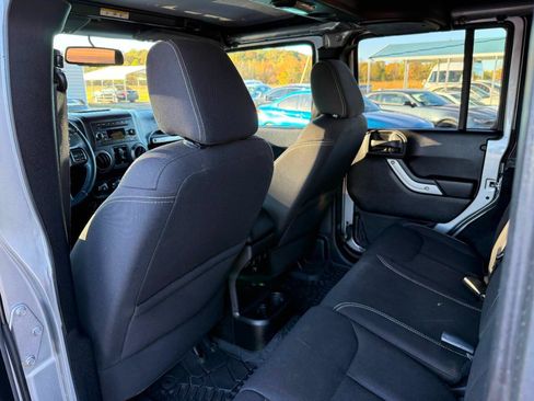 Used 2016 Jeep Wrangler Unlimited Sahara w/ Connectivity Group AWD/4WD image 19