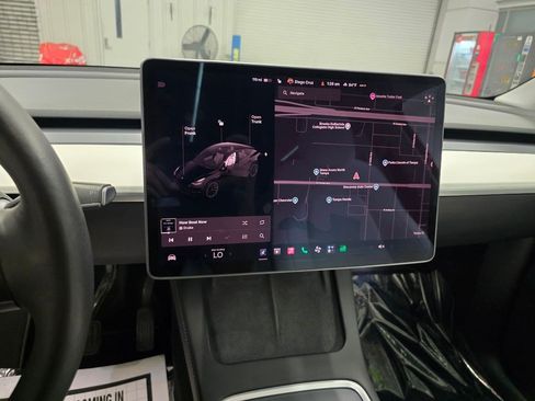Used 2021 Tesla Model Y Long Range AWD/4WD image 28