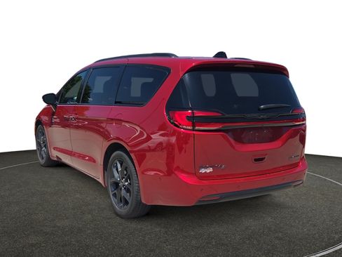 Used 2025 Chrysler Pacifica Limited FWD image 3